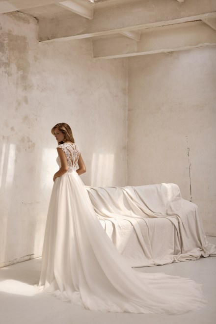 https://www.sposa-lia.com/images/stories/virtuemart/product/per-in white-022-ariel-03.jpg